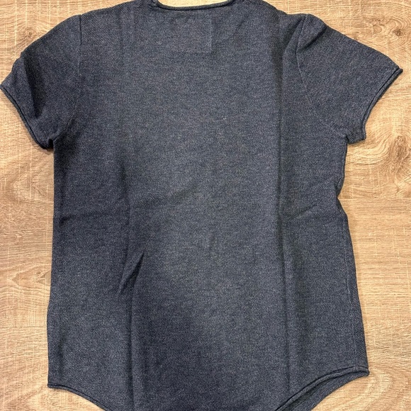 Hollister Men's Navy Blue Knit T-Shirt - Picture 2 of 5